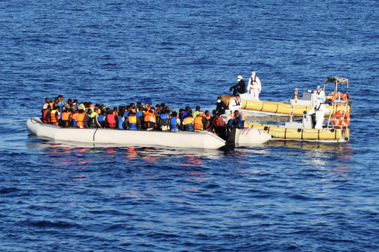 지난달 30일(현지시간) 이탈리아 해군이 지중해에서 조난 당한 난민들을 구조하고 있다. /사진=EPA연합뉴스