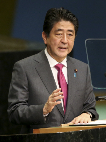 21일(현지시간) 미국 뉴욕에서 열린 유엔 총회에서 아베 신조 일본 총리가 연설을 하고 있다./뉴욕=AP연합뉴스