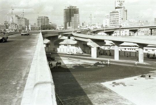1970년 완공된 서울역 고가도로. 개발시대 근대화의 상징이었다. 현재 보행이 가능한 공원화를 위해 공사중이다.