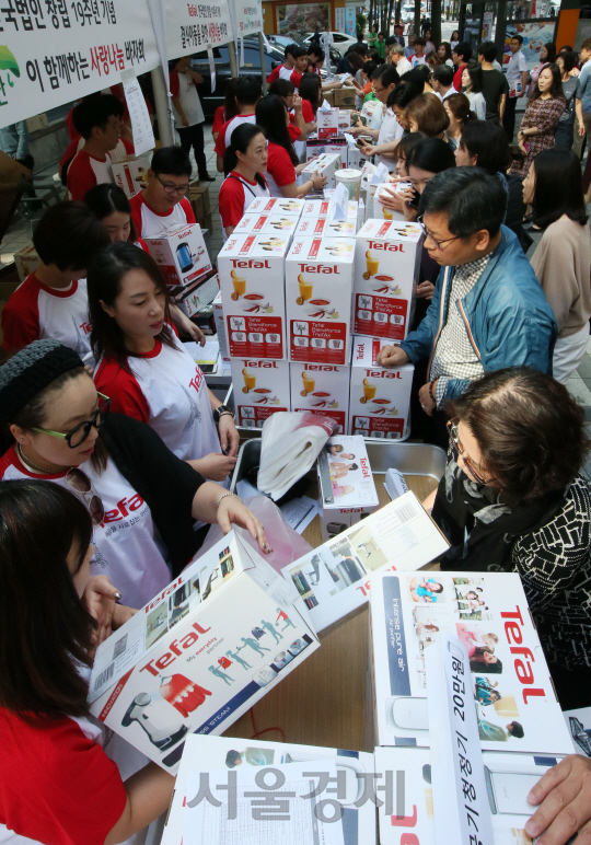 23일 서울 중구 무교동 초록우산 어린이재단 본관 앞 광장에서 열린 테팔과 초록우산 어린이재단이 함께하는 결식아동을 돕기 위한 '제5회 사랑 나눔 바자회'에서 시민들이 테팔의 주요 제품을 특별한 가격에 구입하고 있다./권욱기자ukkwon@sedaily.com