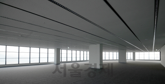 서울 삼성동 파르나스타워 사무실 내부. 50여평이 넘는 공간임에도 기둥이 몇 개 없고 천장은 3m로 높아 개방감과 채광이 탁월하다.