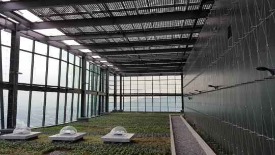 천장에는 태양광 패널(BIPV)이 설치되고 바닥에는 식물이 심긴 파르나스타워 옥상.   /사진=이재유기자