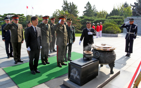 한국과 러시아군이 공군 직통전화(핫라인) 설치를 추진하고 있다. 합동참모본부가 지난 22일 열린 ‘제11차 한러 장성급 군사교류회의’에서 공군 핫라인 설치 등 협력 확대방안을 논의했다고 23일 전했다. 사진은 국립 서울현충원에 방문한 러시아군 대표단. /합동참모본부 제공