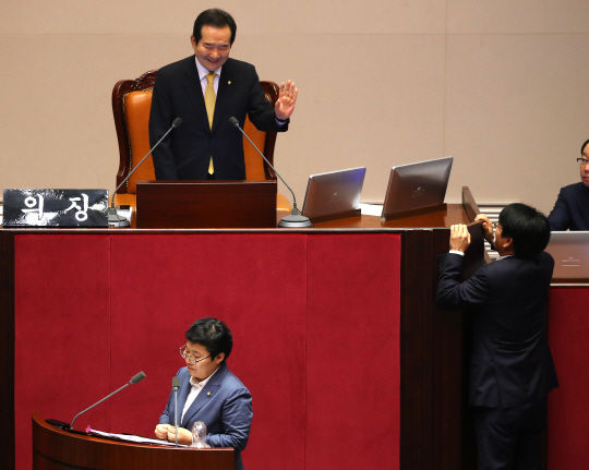 더불어민주당 박완주 원내수석부대표(오른쪽)이 23일 오후 국회 본회의장에서 새누리당 임이자 의원의 사회·교육·문화 분야 대정부 질문에 답변자로 나선 이기권 고용노동부 장관의 답변이 시간을 끈다며 항의하고 있다. /연합뉴스