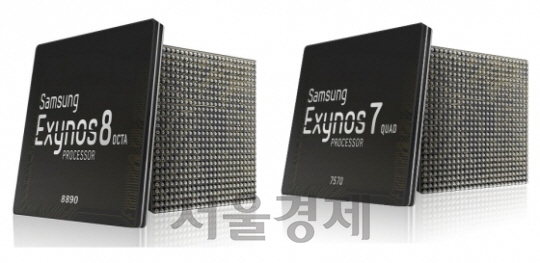 삼성전자의 프리미엄 통합칩 ‘엑시노스 8890(왼쪽)과 저가형 통합칩 엑시노스 7870./사진제공=삼성전자