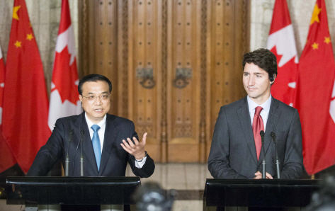 캐나다를 방문 중인 리커창(왼쪽) 중국 총리가 22일(현지시간) 오타와에서 쥐스탱 트뤼도 캐나다 총리와 회동 후 열린 공동 기자회견에서 기자들의 질의에 답하고 있다. /오타와=신화연합뉴스