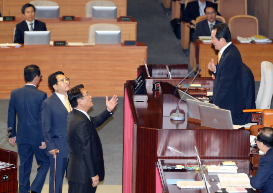 김재수 농림축산식품부 장관의 해임건으로 여야가 대치하고 있는 23일 밤 국회에서 열린 교육, 사회, 문화분야 대정부질문 도중 새누리당 정진석 원내대표가 정세균 국회의장에게 황교안 국무총리 등 국무위원의 식사시간을 이유로 정회를 요구하고 있다. /연합뉴스