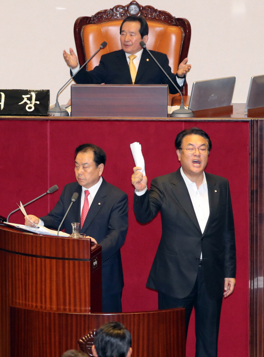 김재수 농림축산식품부 장관의 해임건으로 여야가 대치하고 있는 24일 새벽 국회에서 열린 교육, 사회, 문화분야 대정부질문에서 새누리당 정진석 원내대표가 정세균 의장이 밤 12시가 넘으면서 강제로 대정부 질문을 중지시키자 강력하게 항의하고 있다. /연합뉴스