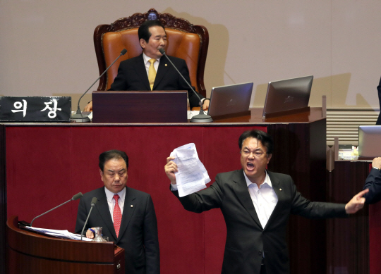 새누리당 정진석 원내대표가 24일 새벽 국회에서 열린 본회의에서 정세균 국회의장이 차수변경을 하며 교육, 사회, 문화분야 대정부질문를 강제 종료 시키자 강력항의하고 있다. /연합뉴스