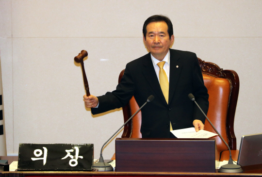 정세균 국회의장이 24일 새벽 국회 본회의에서 김재수 농림축산식품부 장관 해임건의안 통과를 알리고 있다. /연합뉴스