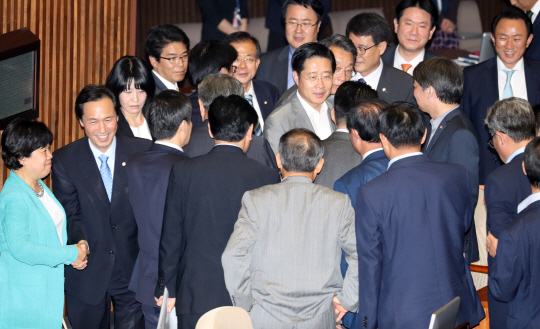 더불어민주당 우상호 원내대표(왼쪽에서 두 번째)가 24일 새벽 국회 본회의에서 김재수 농림축산식품부 장관 해임건의안이 통과된 후 국민의당을 찾아 박지원 비상대책위원장 겸 원내대표를 비롯한 의원들에게 감사 인사를 하고 있다.  /연합뉴스