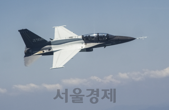 한국항공우주산업이 미 공군의 차기 훈련기용으로 개발한 T-50A. 기체 설계를 록히드마틴이 맡아 F-16 전투기와 외형이 비슷하다.