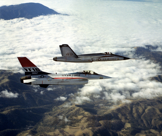 1973년 YF-16과 YF-17이 나란히 비행하는 장면. 미 공군은 1974년말 차기전투기로 YF-16을 낙점하며 경쟁이 끝났으나 두 시험기의 손자 뻘 제트기들이 미 공군의 차기 훈련기 자리를 놓고 43년만에 재격돌을 앞두고 있다.