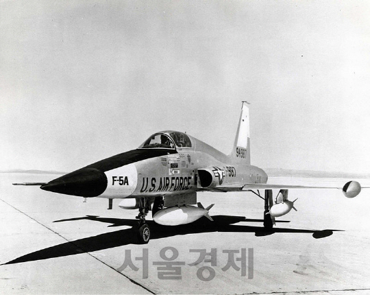지난 1959년 첫선 보인 YF-5. 미 공군은 작고 가벼우며 속도가 마하 2를 넘지 못한다는 이유로 채용하지 않은 채 훈련기(T-38)로 사용한 이 전투기는 한국을 비롯해 17개국에서 일선급 전투기로 운용했다. 특히 노스롭사는 이 전투기를 기반으로 YF-17을 개발했다.