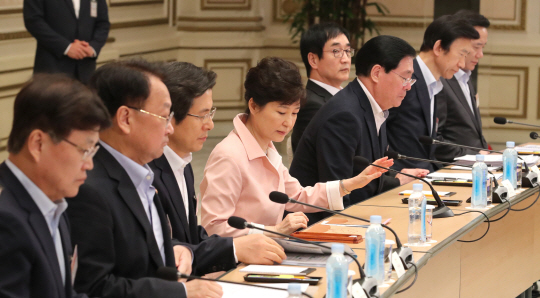 박근혜 대통령이 지난 24일 오후 청와대에서 열린 2016년 장·차관 워크숍에서 회의를 준비하고 있다. /연합뉴스