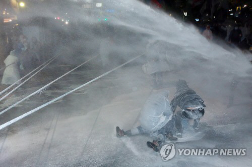 지난 2015년 11월 15일 서울 도심에서 열린 민중총궐기에 참가한 백남기씨가 쓰러진 채 물대포를 맞고 있다. /연합뉴스