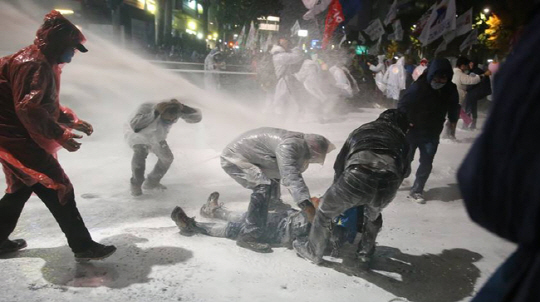 2015년 11월 14일 열린 민중총궐기대회에서 경찰이 쏜 물대포를 맞고 쓰러진 백남기 농민 /사진=공무원U신문