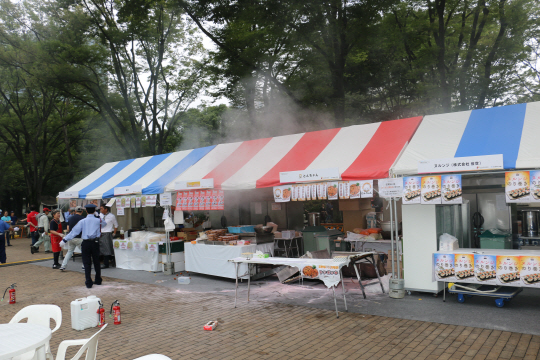 도쿄 히비야공원에서 열린 한일축제한마당 첫날인 24일 오전에 한식 판매부스 한곳에서 가스 누출로 화재가 발생해 경찰들이 주변을 통제하고 있다. 빨간 천막의 부스에서 집기의 일부분이 불에 탔다.