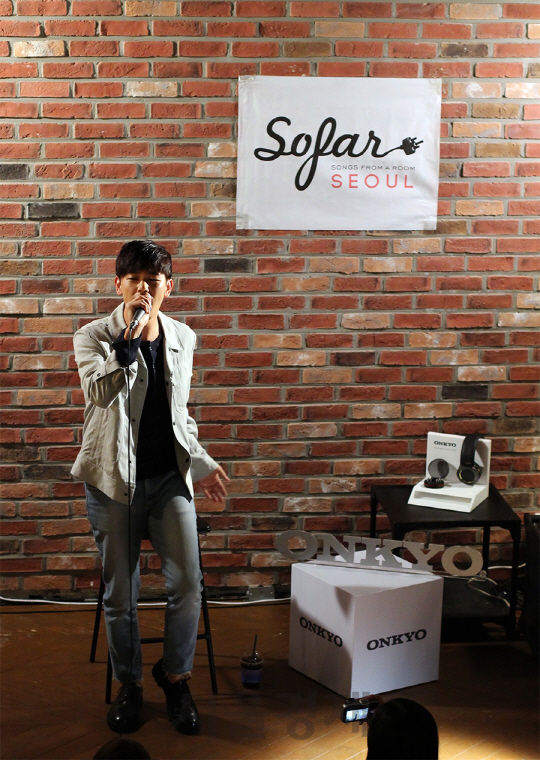 24일 저녁 서울 서초구에 위치한 3rd SPACE에서 온쿄(ONKYO)가 개최한 'Sofar X ONKYO 미니콘서트’에서 에릭남이 열창하고있다.   70년 전통의 음향 전문 브랜드 온쿄(ONKYO)는 퓨어사운드를 지향하며, 하이레졸루션 음질 지원으로 스튜디오에서 녹음되는 오리지널 마스터링 파일에 최고로 가까운 음질을 선사한다./CJ E&M 제공