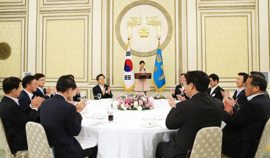 박근혜 대통령이 24일 오후 청와대에서 열린 2016년 장·차관 워크숍 후 만찬에서 발언하고 있다. /청와대 제공=연합뉴스