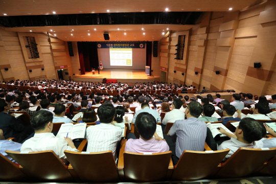 <YONHAP PHOTO-3066> 김영란법 강의현장은 ‘만석’      (세종=연합뉴스) 안정원 기자 = 6일 오후 정부세종청사에서 열린 직종별 청탁방지 담당관 교육에 많은 공무원들이 참가하고 있다.      이날 오전 국무회의에서는  ‘부정청탁 및 금품 등 수수금지법’(김영란법) 시행을 22일 앞두고 시행령을 최종 의결했다.  2016.9.6      jeong@yna.co.kr/2016-09-06 15:37:19/<저작권자 ⓒ 1980-2016 ㈜연합뉴스. 무단 전재 재배포 금지.>