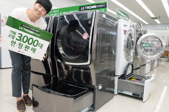 LG전자 모델이 트윈워시 세탁기 주요 제품을 소개하고 있다. LG전자는 3,000대만 한정판매하는 100만원대 트윈워시 기획모델을 출시했다고 26일 밝혔다. /사진제공=LG전자