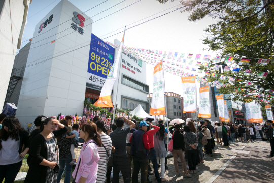 지난 23일 경북 구미시 신평동 330번지에서 오픈한 ‘구미 확장단지 쌍용 예가 더 파크’ 견본주택을 찾은 방문객들이 길게 줄을 서 있다./쌍용건설.