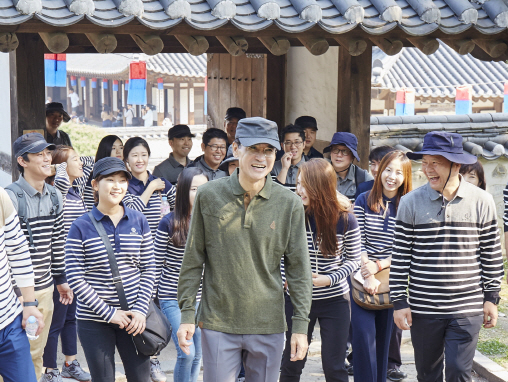 안민수(가운데) 삼성화재 사장이 지난 24일 서울 중구 남산골 한옥마을에서 직원들과 대화를 나누고 있다. 이날 삼성화재의 CEO 소통 간담회에는 임직원 80여명이 자리를 함께 했다 ./사진제공=삼성화재