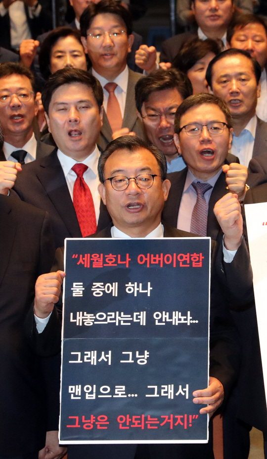 이정현, 2년 전엔 ‘단식투쟁 국회의원’ 비판… 자기모순?