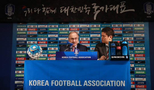 축구대표팀 울리 슈틸리케 감독이 간판 선수 손흥민의 불손한 태도를 비판했다. /연합뉴스