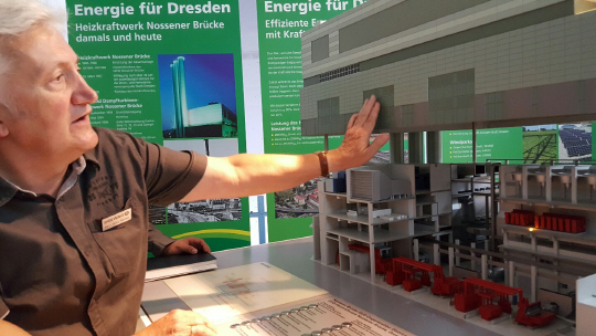 독일 드레스덴에 위치한 드레바그 열병합발전소(CHP)의 전직 간부 칼 한츠 라이셔씨가 CHP에서 액화천연가스(LNG)를 연료로 삼아 전기와 열을 생산하는 과정을 소개하고 있다. /드레스덴=이종혁 기자
