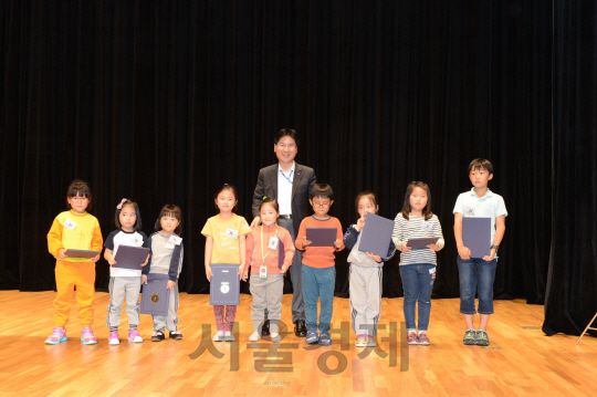 지난 23일 대구에 있는 한국가스공사 본사에서 김점수(뒷줄 가운데) 가스공사 기획본부장이 ‘사회공헌버스와 함께 온누리에 사랑나눔 그리기 대회’ 수상 어린이들과 기념촬영을 하고 있다. / 사진제공=한국가스공사