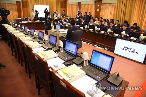 국회 외교통일위원회 심재권 위원장을 비롯한 야당 의원들이 26일 오전 서울 도렴동 외교부 청사에서 열린 외교부와 산하기관에 대한 2016 국정감사를 시작하고 있다 새누리당 의원들은 불참했고 윤영석 외통위 새누리당 간사는 정세균 국회의장을 비판한 후 자리를 떴다./연합뉴스