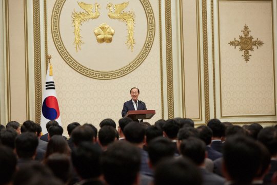 이원종 대통령비서실장이 26일 오전 청와대에서 열린 청와대 전체 직원조회에서 발언하고 있다.   /연합뉴스