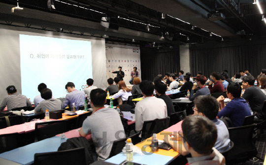 NHN엔터테인먼트 판교 사옥에서 열린 ‘오픈톡데이OPEN TALK DAY)’ 참가자들이 현직 개발자의 직무 특강을 듣고 있다./사진제공=NHN엔터테인먼트