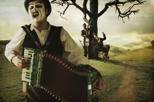 음악극 ‘햄릿’에서 음악 작업을 담당한 영국 컬트밴드 타이거 릴리스(Tiger Lillies)의 보컬 마틴 자크(왼쪽)와 멤버들./사진=LG아트센터
