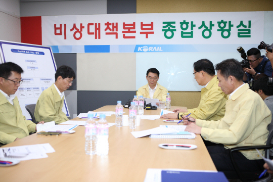 국토교통부는 강호인 장관이 27일 오후 서울역을 방문해 철도노조의 파업에 따른 비상수송대책 추진현황을 점검했다고 밝혔다. 강호인(가운데) 장관이 철도파업 현황을 보고받고 있다. /사진제공=국토부