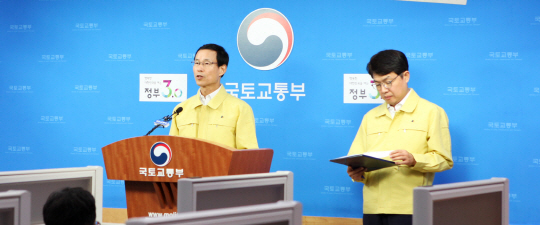 국토교통부와 고용노동부 등 관계부처는 27일 국토교통부 정부세종청사 기자실에서 ‘철도 파업 관련 정부 입장’을 담은 긴급 브리핑을 갖고 법과 원칙에 따라 엄중히 대처하겠다는 입장을 밝혔다. 최정호(왼쪽) 국토부 2차관과 고영선 고용부 차관이 브리핑을 하고 있다. /사진제공=국토부