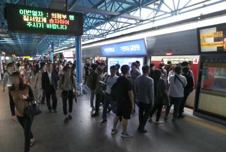 전국 철도노조와 지하철노조가 연대파업을 시작한 27일 오전 정상 운행중인 서울 구로구 신도림역에서 승객들이 출근길을 서두르고 있다. /연합뉴스