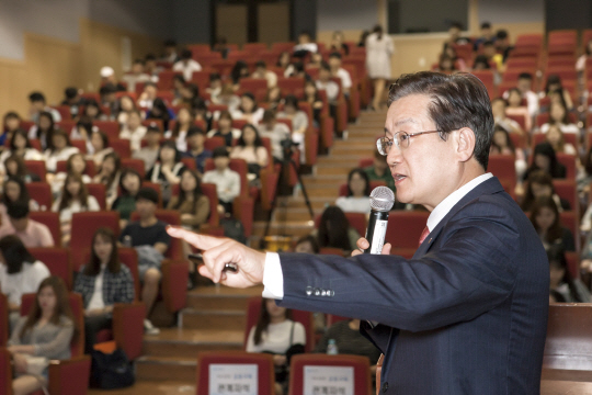 이윤종 아주캐피탈 사장이 26일 저녁 경희대에서 열린 ‘아주 든든한 금융교육’에서 경희대 국제통상·금융투자학과 재학생 100여명을 대상으로 ‘미래의 금융전문가를 위해’라는 주제로 특강을 하고 있다. 이 사장은 이날 금융산업과 캐피탈업, CEO가 바라는 인재상 등에 대해 강연했다. /사진제공=아주캐피탈