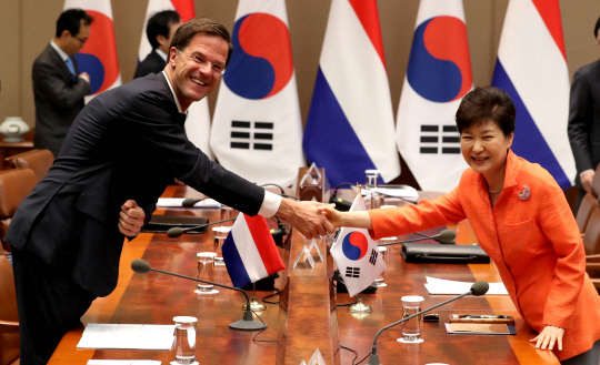 박근혜(오른쪽) 대통령과 마르크 뤼터 네덜란드 총리가 27일 오전 청와대에서 열린 한·네덜란드 정상회담에서 악수하고 있다. /연합뉴스