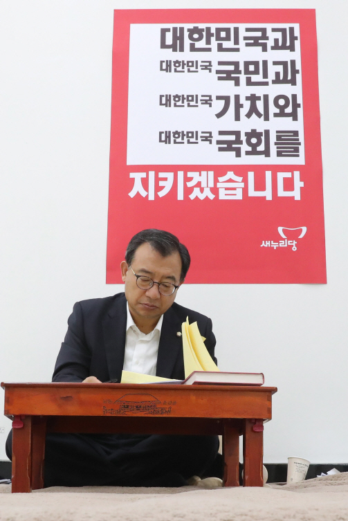 새누리당 이정현 대표가 27일 오전 국회 대표실에서 정세균 국회의장의 사퇴를 요구하며 이틀째 단식을 이어가고 있다. /연합뉴스