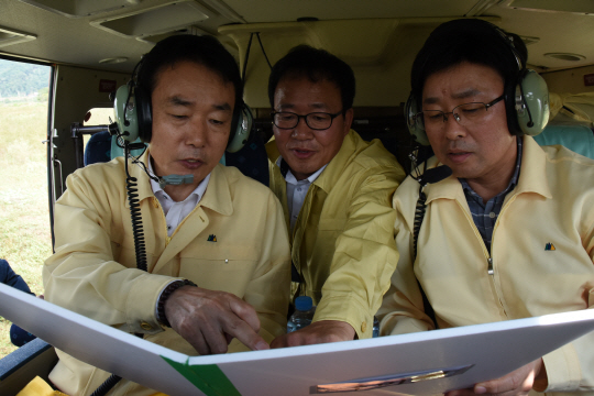 김용하(사진 왼쪽에서 첫 번째) 산림청 차장이 헬기를 타고 소나무 재선충병 항공시찰에 나설 지역에 대해 관계자로부터 설명을 듣고 있다. 사진제공=산림청