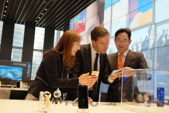 이재용(오른쪽) 삼성전자 부회장이 마르크 뤼터 네덜란드(가운데) 총리에게 프리미엄 스마트폰 갤럭시노트7의 주요 기능에 대해 소개하고 있다.  /사진제공=삼성