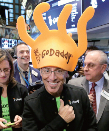 고대디 GoDaddy (*역주: 미국 인터넷·도메인 광고업체) CEO 블레이크 어빙이 자사의 뉴욕거래소 상장을 자축하고 있다.