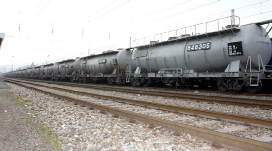석탄 운반 화차 수백량이 운행을 멈춘 채 서있다.