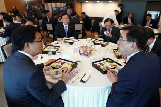 27일 영종도 인천국제공항공사에서 열린 국회 국토교통위원회 국정감사에서 조정식(왼쪽) 더불어민주당 의원과 정일영 인천국제공항공사 사장이 2만5,000원짜리 점심식사를 하고 있다.  /연합뉴스