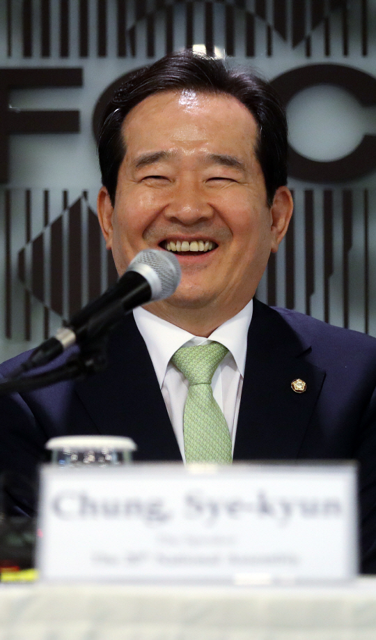 정세균 국회의장이 28일 오후 서울 중구 프레스센터에서 열린 외신기자 간담회에 참석, 여유로운 미소를 짓고 있다./연합뉴스
