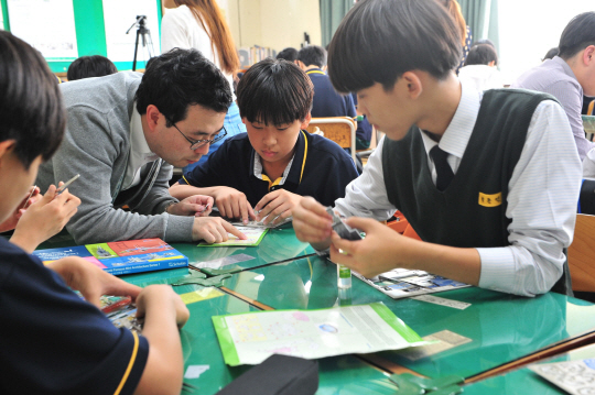 지난 22일 인천 서곶중학교에서 열린 ‘건설교육 아카데미’ 수업에서 중학생들이 종이건축물 제작 실습을 하고 있다. /사진제공=포스코건설