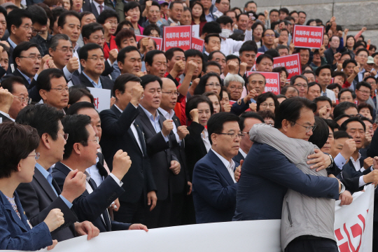 사흘째 단식을 이어가고 있는 이정현(오른쪽) 새누리당 대표가 28일 오후 국회 본청 앞에서 열린 ‘정세균 의장 사퇴 관철을 위한 새누리당 당원 규탄 결의대회’에서 발언한 뒤 정진석 원내대표와 포옹하고 있다. /연합뉴스